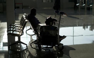 Un passager en attente dans le terminal 2F de l'aéroport Roissy-Charles-de-Gaulle, au nord de Paris, le 15 septembre 2014