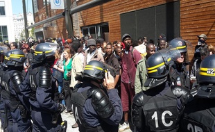 L'évacuation de migrants, à la halle Pajol s'est faîte sous les huées de la foule.