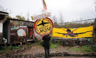 Un opposant à la construction de l'aéroport de Notre-Dame des Landes sur le site le 8 novembre 2014
