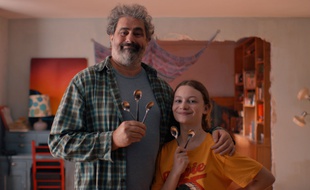 Gustave Kervern et Héloïse Dugas dans Cigarettes et chocolat chaud de Sophie Reine