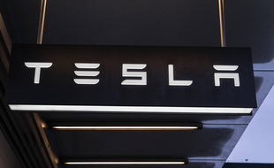 Une enseigne portant le logo de Tesla. (illustration)