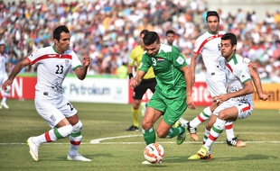 L'Iranien Mehrdad Pooladi (à gauche) lors du quart de finale de la coupe d'Asie contre l'Irak, le 23 janvier 2015, à Canberra.