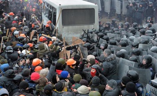 Des manifestants s'opposent violemment à la police à Kiev, le 19 janvier 2014.