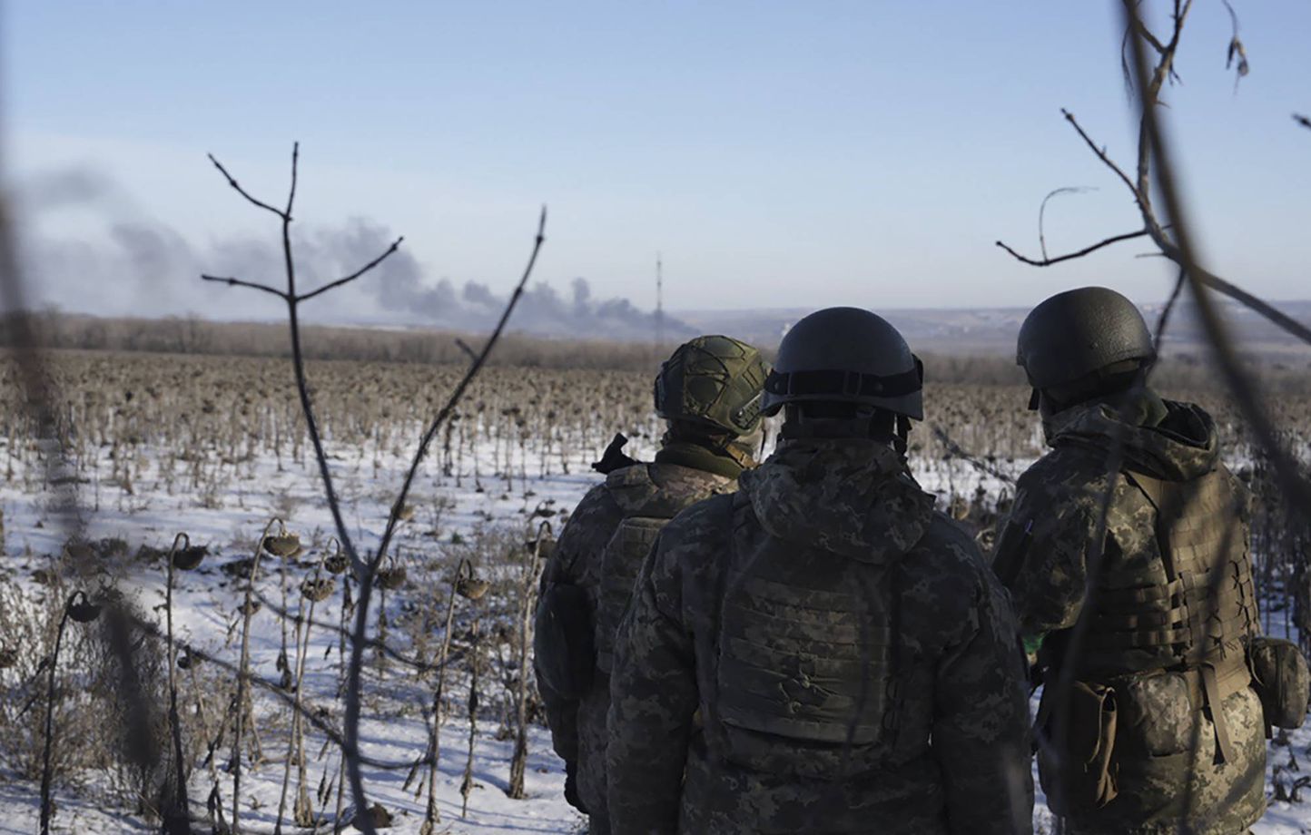 Des soldats ukrainiens observent des volutes de fumée pendant les combats entre les forces ukrainiennes et russes à Soledar, dans la région de Donetsk, en Ukraine, mercredi 11 janvier 2023.