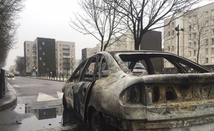 Les restes d'une voiture brûlée à Aulnay-sous-Bois.