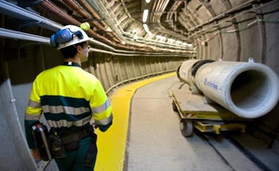 Un employé circule dans un couloir du centre en construction de traitements de déchets radioactifs de Bure, dans la Meuse, denoncé par des associations antinucléaires, le 28 juin 2011