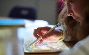 L'iPad 2018 est compatible avec le stylet Apple Pencil.