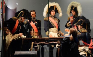 Un visiteur de l'exposition du Mémorial 1815 à La Butte du Lion de Waterloo, le 1er juin 2015