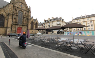 La place Saint-Germain à Rennes a retrouvé quelques couleurs.