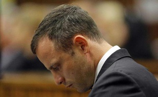 Oscar Pistorius sur le banc des accusés le 4 mars 2014 au tribunal à Pretoria