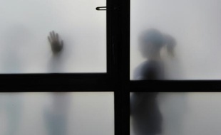 Le standard s'emballe à l'École des parents et des éducateurs Ile-de-France", située dans l'est de Paris, une association abritant neuf numéros verts qui reçoit des appels de toute la France