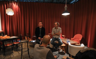 Alain Fontanel (à gauche) et Jean-Luc Falbriar dans le salon de l'Espace K.