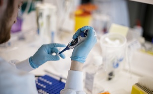 Un scientifique à la recherche d'un vaccin contre le Covid-19, en mars 2020.