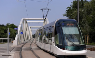 extension ligne de tram B.( Terminus Lingosheim arrêt Tiegaertel). le 24 06 2008