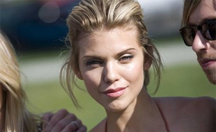 L'actrice de la série "90210", AnnaLynne McCord, lors d'un meeting en faveur des enfants soldats en Centre-Afrique, à Washington le 23 juin 2009.
