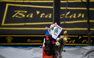 Des fleurs posées en hommage devant la Bataclan, à Paris le 18 novembre 2015