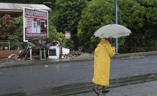 Image d'illustration d'une femme sous la pluie en Martinique.