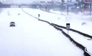 Une autoroute couverte de neige près de Houston, au Texas, le 16 février 2021.