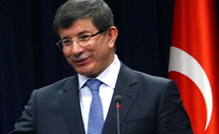 Le ministre turc des Affaires étrangères Ahmet Davutoglu a appelé les sénateurs français à rejeter une proposition de loi pénalisant la négation du génocide arménien, sous l'Empire ottoman, affirmant que "ceux qui exploitent l'Histoire seront les victimes de cette exploitation".