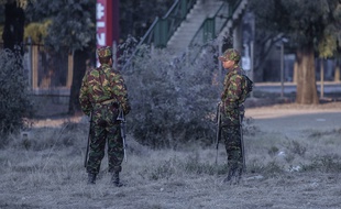 Des sodlats de l'armée du Lesotho devant un bureau de vote lors des élections de juin 2017.