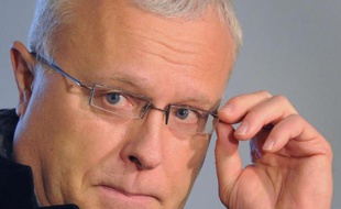 L'homme d'affaires russe Alexandre Lebedev, qui avait acheté en 2003 près de 30% d'Aeroflot, est sorti du capital de la première compagnie aérienne russe, affirme mardi le quotidien Vedomosti.