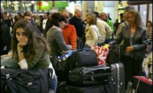 Tous les accès du terminal ont été bloqués toute la matinée et le trafic aérien totalement paralysé. Les vols y ont repris peu après 14H00. De fortes perturbations ont été enregistrées dans les trois autres terminaux de l'aéroport.
