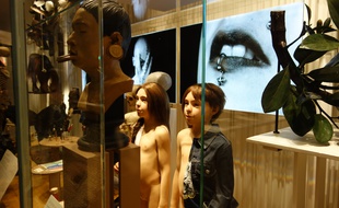 Abd Al Malik visite le Musée de l'Homme en compagnie d'un anthropologue, le 21 octobre 2015 à Paris.