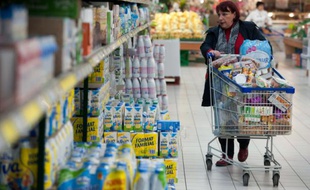 Une femme fait ses courses au rayon lait d'un supermarché Leclerc, le 21 février 2012 au Mans