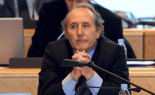 Le maire de Nanterre (Hauts-de-Seine) Patrick Jarry (app. PCF) a réclamé jeudi "la dissolution" de l'Epadesa (ex-Epad), aménageur du quartier d'affaires de la Défense, dont la gestion a été critiquée dans un pré-rapport de la Cour des comptes révélé par le Monde mardi.