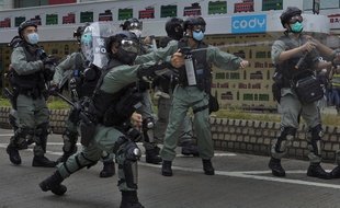 Des policiers usent du gaz au poivre contre des manifestants pro-démocratie à Hong Kong, le 24 mai 2020.