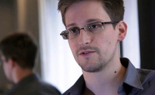 L'ex-consultant du renseignement américain Edward Snowden, bloqué depuis plus de trois semaines dans un aéroport de Moscou, a officiellement demandé mardi un asile provisoire à la Russie, sans lever totalement les questions sur ses hésitations