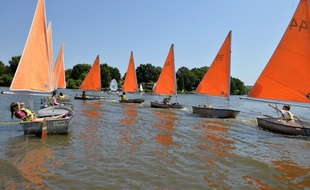 Des enfants sur une base nautique de Nantes.