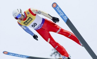 Le champion olympique Jason Lamy-Chappuis a consolidé sa 1re place au classement général de la Coupe du monde de combiné nordique en remportant au sprint l'épreuve de Schonach (Allemagne) dimanche devant le Japonais Akito Watabe et le Norvégien Magnus Moan.