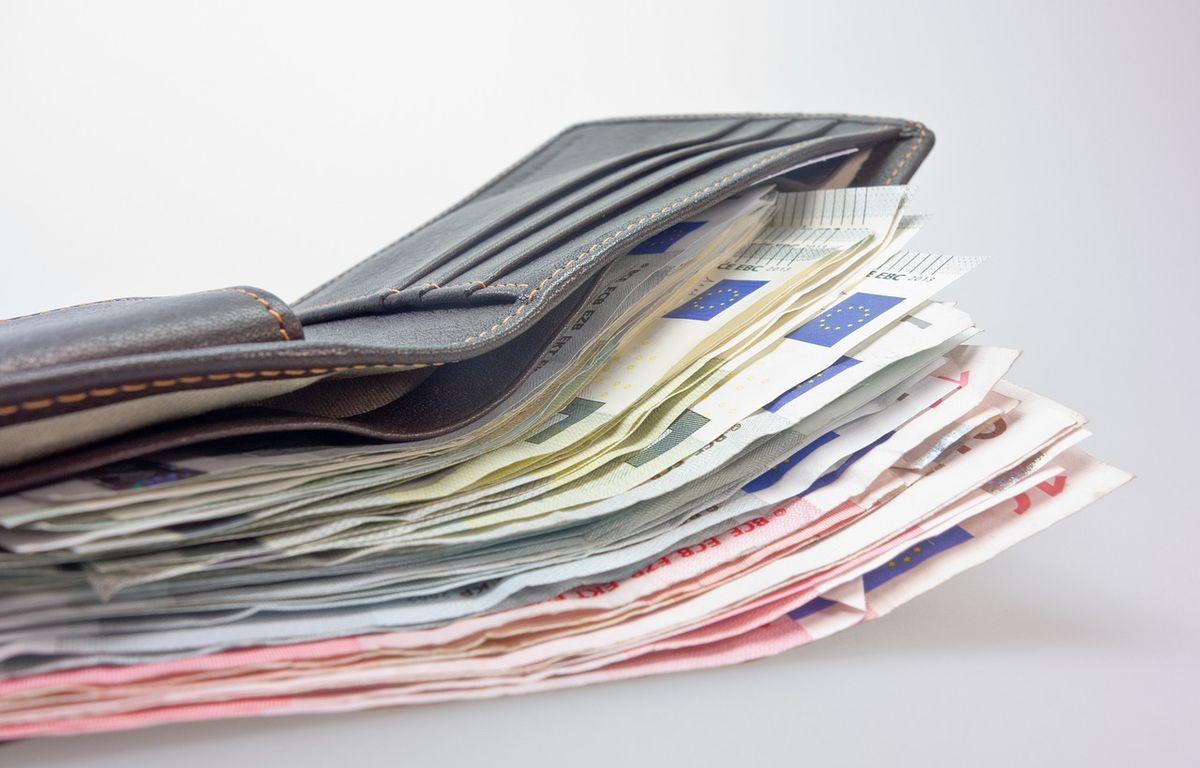 Il oublie son portefeuille contenant 4.000 euros dans un taxi, le chauffeur le lui rapporte image