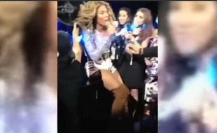 Capture d'écran d'une vidéo montrant Beyoncé, les cheveux coincés dans un ventilateur en plein concert à Montréal, le 22 juillet 2013.