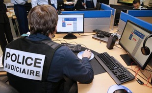 Un agent de la Police judiciaire française travaillant sur la plateforme Pharos de lutte contre la cybercriminalité, le 19 janvier 2015 à Nanterre, près de Paris