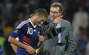 L'attaquant de l'équipe de France, Karim Benzema, avec Laurent Blanc, à la fin du match des Bleus en Bosnie, le 7 septembre 2010.