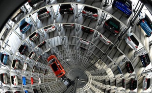 Une Golf Volkswagen stockée dans une usine de Wolfsburg, en Allemagne, le 10 mars 2015