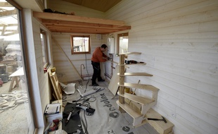 Un chantier de construction de maison en bois (illustration).