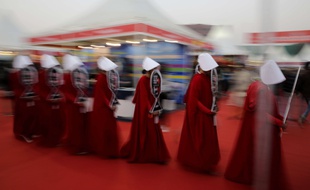 Des participants du Comic Con de New Delhi habillés avec le costume de The Handmaid's Tale, en décembre 2018.