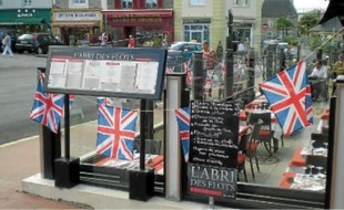 L'Union Jack flotte sur Dinard pendant le festival du film britannique début octobre.