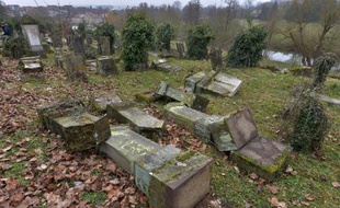 Photo prise le 16 février 2014 de tombes profanées dans le cimetière juif de Sarre-Union, dans le Bas-Rhin