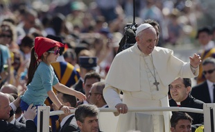 Le pape François sur la place Saint-Pierre de Rome, le 13 mai 2015.