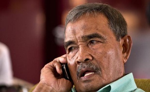 Ibrahim Abdul Razak, le père d'un des passagers se trouvant à bord du Boeing disparu de Malaysia Airlines, patiente dans un hôtel de Putrajaya le 9 mars 2014