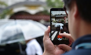 Un homme joue avec le jeu Pokemon Go sur son téléphone à Tokyo le 22 juillet 2016