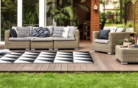 Juste après la pluie, ce réflexe peu connu redonne à votre terrasse tout son charme en un clin d’œil cet été