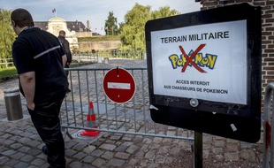 Un panneau qui interdit la chasse aux Pokémon près de la Citadelle de Lille.