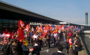 Des manifestants bloquent le terminal 2F de l'aéroport de Roissy, le 7 juin 2016.