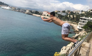 Au cap de Nice, des jeunes tentent des sauts plus ou moins périlleux.