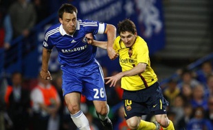 Lionel Messi (en jaune) à la lutte avec John Terry (en bleu) lors de la demi-finale de Ligue des champions Chelsea - Barcelone, le 6 mai 2009